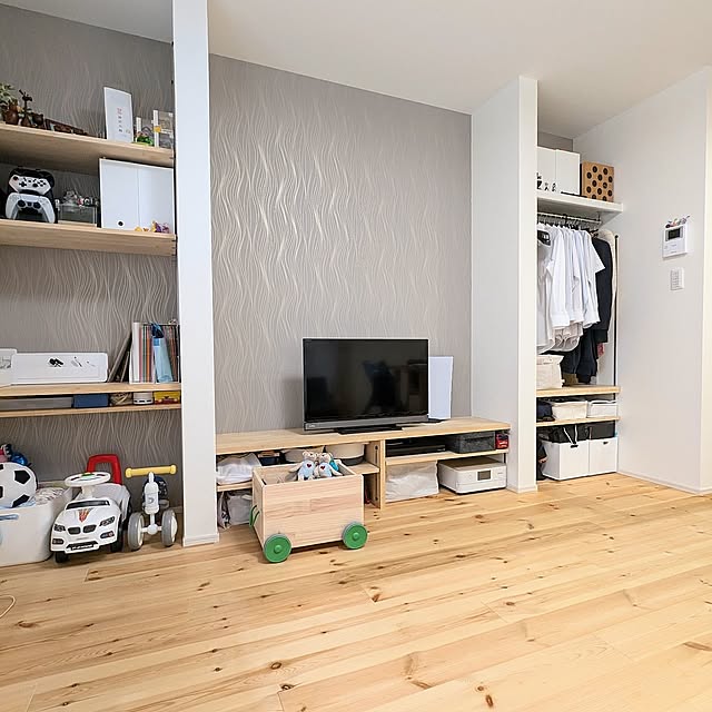 Lounge,IKEA,おもちゃ収納,造作棚,プリンター置き場,子どもと暮らす,おもちゃの車,キャスター付き収納,造作テレビボード,無垢床パイン材,見てくださってありがとうございます,FLISAT,D-bike mini,PS5,ときめきアイテム cochonの部屋
