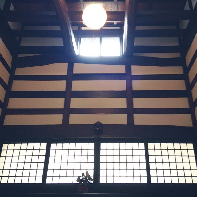 On Walls,和紙照明,梁を出して吹抜けに,日本家屋,いつもいいねやコメありがとうございます♡,これでも古民家再生,障子風戸,天井は松の木,向こう側は濡れ縁,茶の間,コンテスト参加中 fumirinの部屋
