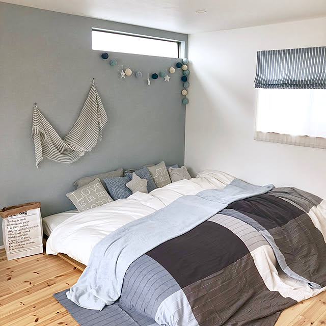 Bedroom,海を感じるインテリア,模様替え,ニトリのクッションカバー,無印良品のベッド,ローベッド,IKEA,ベッドカバー,ハイサイドライト,シェードカーテン,アクセントクロス,ブルーグレー,ストライプ,北欧,ナチュラル,リフォーム 中古,リノベーション,エンラージ kazumi_innbの部屋