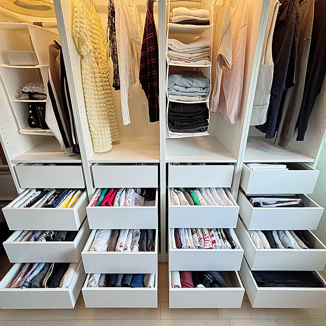 My Shelf,ハンギング収納,IKEA PAX ワードローブ,IKEA PAX,洗濯物を取り入れたらそのままポールへ,1人1セット,ファミクロ風,収納,畳む収納,マイルール,間接照明,ホワイトインテリア,衣装部屋,服収納,整理収納,衣装部屋改造,IKEA,帽子収納 mmの部屋