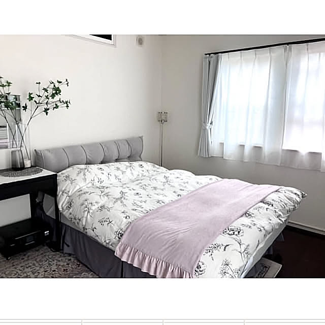 Bedroom,窓辺のインテリア,シンプル,モノトーン,シンプルモダン,ホテルライク,シンプルが好き,わんこと暮らす家,シンプルインテリア,ミニマリスト,すっきり暮らしたい,すっきり暮らす,シンプルモノトーン,片付けやすい,ペットと暮らす,心地よい暮らし _rm_の部屋