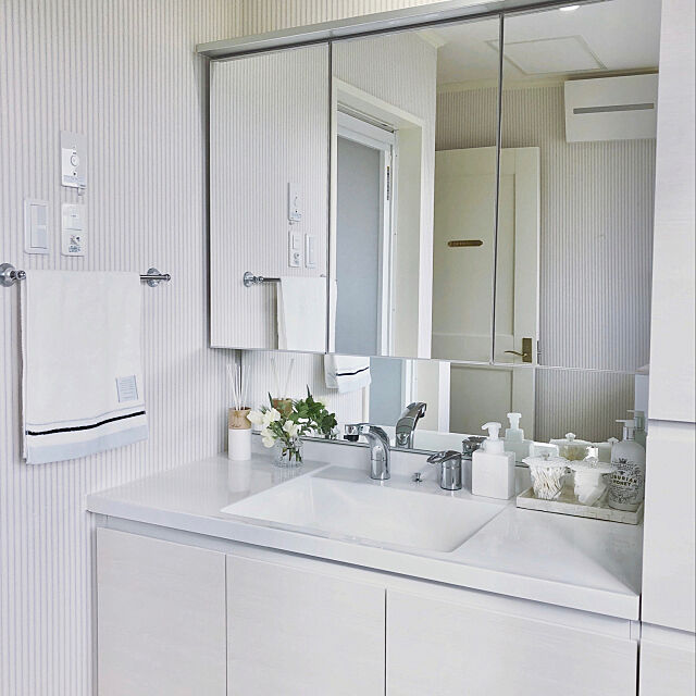Bathroom,シンプル,ストライプの壁紙,ホワイトインテリア,ルミシス,リクシルの洗面台 chibimuの部屋