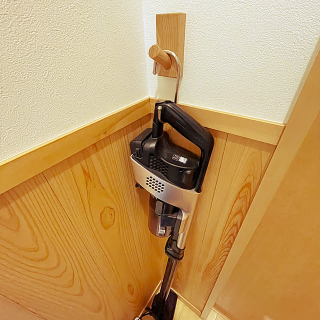 Bedroom,ウォークスルークローゼット,スティック掃除機充電器,スティック掃除機収納,スティック掃除機,S字フック,フック,買ってよかったもの,すっきり暮らしたい,すっきり暮らす,無印良品,壁に付けられる家具,S字が曲がったフック wakaba223の部屋