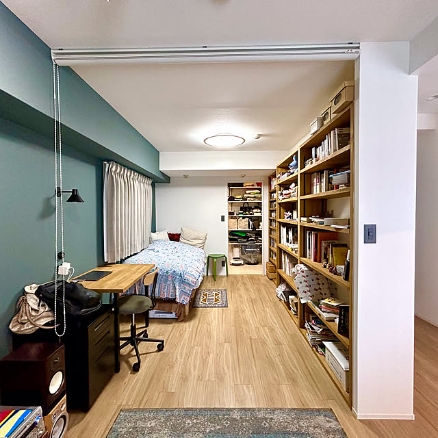 Bedroom,プチリノベーション,プチリノベ,間取り図,アクセントクロス グリーン,緑の壁,壁紙,寝室インテリア,中古マンション,中古マンションリノベーション,リノベ,リノベーション 事例,リノベーション,部分リフォーム,寝室,ウォークインクローゼット,ウォークインクローゼット収納,WIC,ロールカーテン,本棚のある暮らし,壁面収納棚,壁面収納,本棚 fanrenoveの部屋