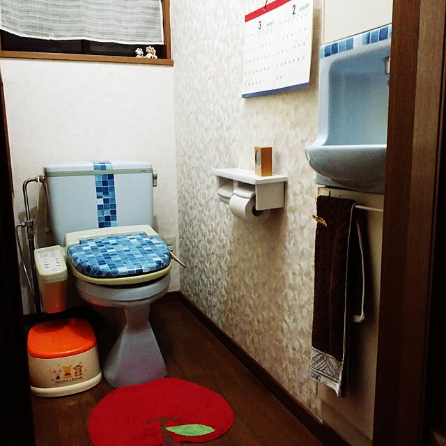 Bathroom,トイレ,セリア,100均だらけ(笑),赤と青,こどもと暮らす,子供の踏み台が…(T_T),築20年,シーサーもいる cohakuの部屋