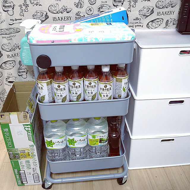 Kitchen,キッチンワゴン,500mlペットボトル,2Lペットボトル,ペットボトル収納,飲料ストック,まとめ買い,まとめ買いストック,ダンボールカッター o0mu0oの部屋