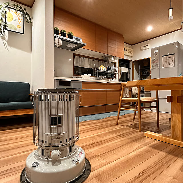Kitchen,ペンダントライト,リクシルキッチン,イタリアンノーチェ,イクタのフローリング,床暖房ぬくぬく,トヨトミのストーブ,対流式石油ストーブ,わが家の暖房器具・ストーブ,天然木のダイニングテーブル,スッキリ暮らしたい,タモ無垢家具,ネイビーのソファー Attaの部屋