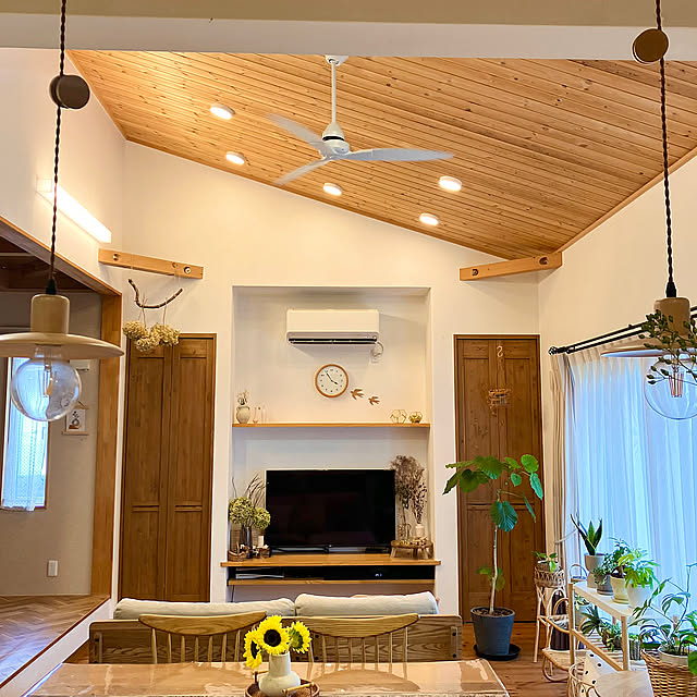 Lounge,ドライフラワーのある暮らし,フライングリース手作り,雑貨好き,ナチュラル素材,木の温もりが好き,ヘリンボーンDIY,無垢の家,カントリー,塗り壁,平屋暮らし,観葉植物のある暮らし,勾配天井のリビング,無垢の床,造作テレビ台 nihiの部屋