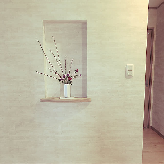 玄関ホールディスプレイ,玄関ホールインテリア,玄関ホールの壁面,玄関ホール,シンプルなデザイン,シンプルな暮らし,明るい玄関,玄関クロス,お花好き,お花のある暮らし,玄関ニッチディスプレイ,玄関ニッチ,ブラウンインテリア,ナチュラルインテリア,実家リノベーション,2世帯同居,インテリア好き,シンプルインテリア,Entrance maki_no_ieの部屋