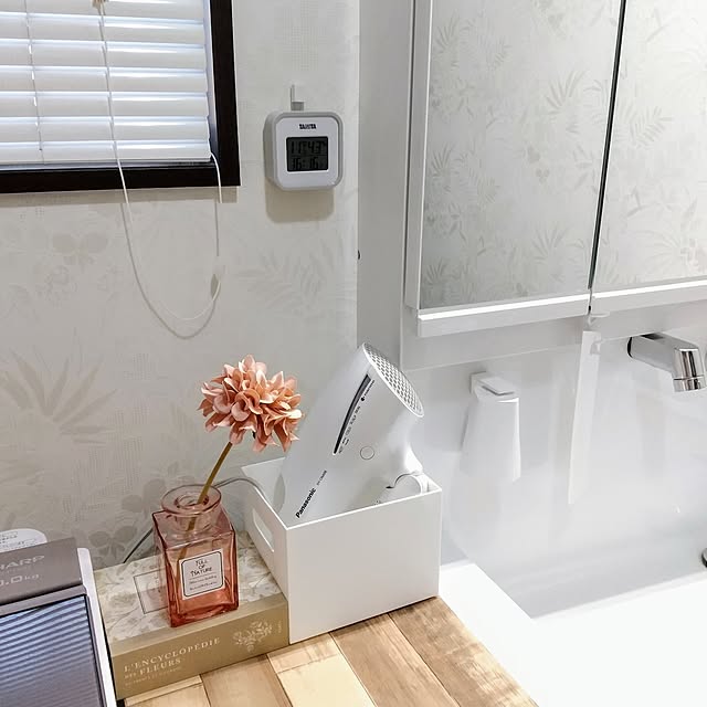 Bathroom,時計,タニタ,室温度計,シャープ,ホワイトインテリア,TOTO,オクターブ,洗面所,ニトリ,石膏ボード用時計フック,フック,tower,マグネット,浮かす収納,セリア,百均,整理トレー,収納ボックス,三面鏡,突っ張りブラインド,リ・ホーム,タチカワブラインド,スノーホワイト,アイリスオーヤマ,キャスター付ワゴン,木目調,フィルムフックマグネットタンブラー,パナソニックドライヤー,クラネ ハーフタイプ meiの部屋