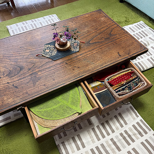 My Desk,ニトリのラグ,ラグ,ニトリの座布団カバー,ニトリの座布団,花,グリーン,リビング,ハンドメイド,レトロ,ダイニングテーブル,花瓶,フラワーベース,春,RCの出会いに感謝♡,いつもいいねやコメありがとうございます♡,出会いに感謝です♡,笑顔が一番,昔のちゃぶ台 ritsukoの部屋