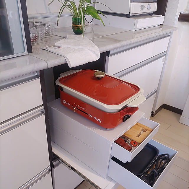 やめたこと,マンション暮らし,無印良品,ブルーノホットプレート,観葉植物,雑貨,引き出し収納,カップボード,ポリプロピレンケース,BRUNOホットプレート,ホットプレート収納,ホットプレート付属収納,ブルーノコンパクトホットプレート,プレート収納,Kitchen,ポリプロピレンケース引出し式・薄型,整理収納,ポリプロピレンケース引出し式・浅型,BRUNO love1017の部屋