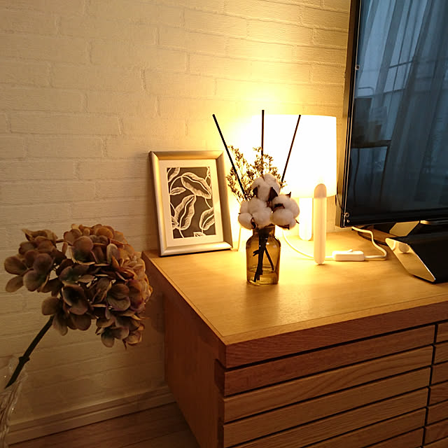 On Walls,マンション,マンションインテリア,アクセントクロス,壁紙,白レンガの壁紙,テレビ台周り,アロマディフューザー,ドライフラワー,コットンフラワー,いなざうるす屋さん,フェイクフラワー,IKEA,照明,いいね、フォロー本当に感謝です♡ tttbbbの部屋