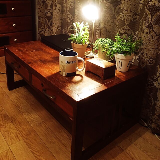 My Desk,ベトナムマグカップ,スターバックスワールドコレクション,和骨董家具の文机,多肉植物,観葉植物,イギリスアンティーク,木の小箱,間接照明,ライトフェチ♡ miraiの部屋