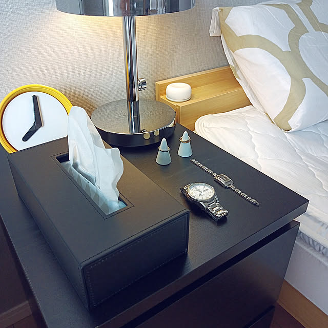 Bedroom,日用品,イベント参加,掃除しやすさ重視,必要なものだけを置く,シンプルな暮らし,物は少なく シンプルに,必要なものだけで暮らす,ブラックインテリア,シンプルモノトーン,seriaの雑貨,アロマストーン,コスパ良し,IKEA,テーブルランプ,チェスト,レザー風,ティッシュボックスカバー co.co.nut-hawaiiの部屋