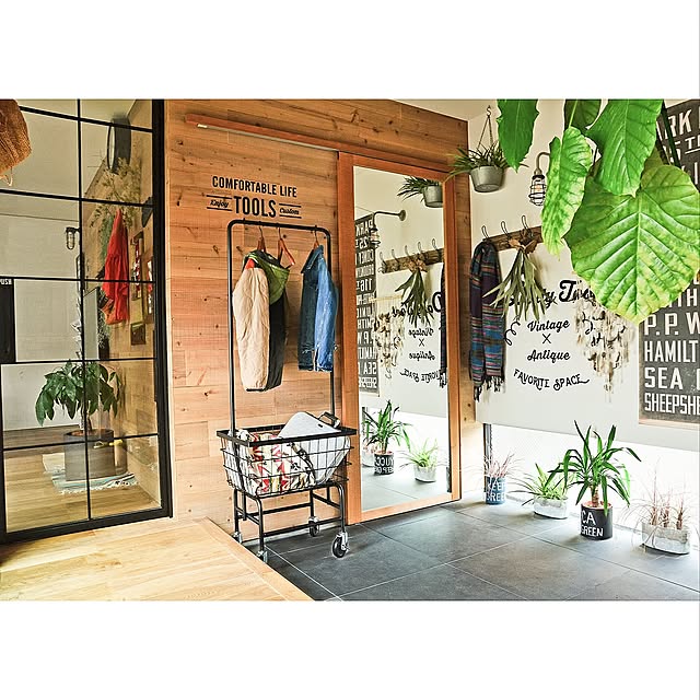 Entrance,全身鏡,玄関土間,リビングドア,地窓,ウォールフック,ハンガーラック,板壁,注文住宅,アンティーク,インダストリアル,Little Owner,ブルックリンスタイル,インスタ→mayukamu18,ヴィンテージ,カフェ風,サインペインティング,壁面ディスプレイ,転写シール,カッティングシート,英字デザインが好き,ディスプレイ,男前,ヴィンテージ風,英字ロゴ,海外インテリア,アイアンカート,ウォールステッカー mayukamuの部屋
