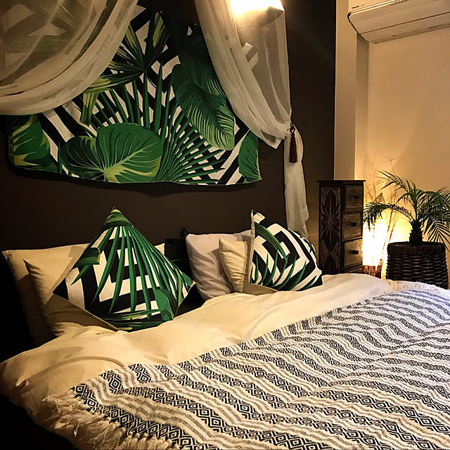Bedroom,チェスト,マルチカバー,ベッドメイキング,ベットルーム,クッションカバー,天蓋風,カインズの鉢カバー,フェニックスロベレニー,スタンドライト,アクセントクロス,キングサイズベッド,観葉植物,リゾートホテル,ボタニカル柄,バリ雑貨,間接照明,バリリゾート,ホテルライク,暮らしの一コマ,アジアンリゾート yukikoの部屋
