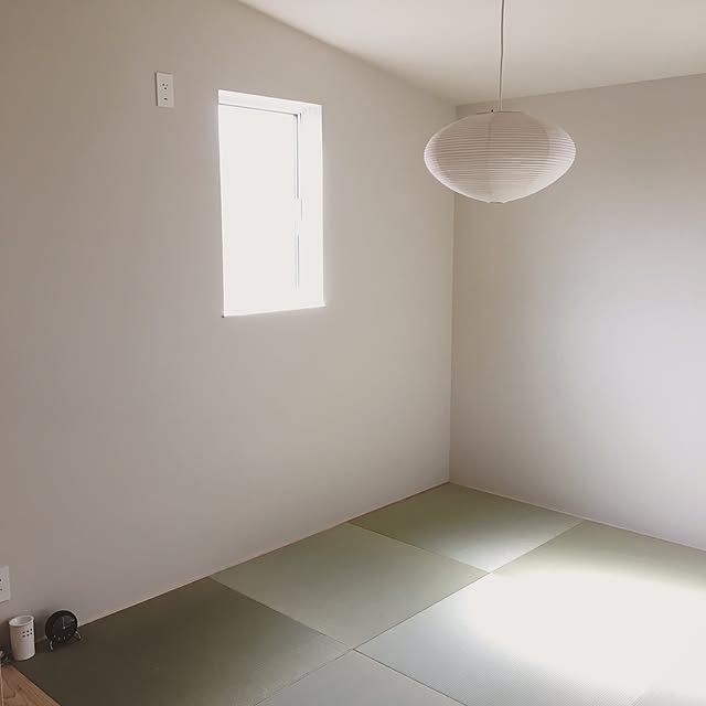 Bedroom,イサムノグチAKARI,イサム・ノグチ,和の照明,和のある生活,和の暮らし,寝室,琉球畳,和室,畳,注文住宅,シンプルな暮らし,シンプルライフ,シンプル,自然素材の家,シンプルにすっきりと暮らす,Muji,無印良品,珪藻土壁,ミニマリスト？,ミニマリストになりたい,自然素材 kanata_の部屋