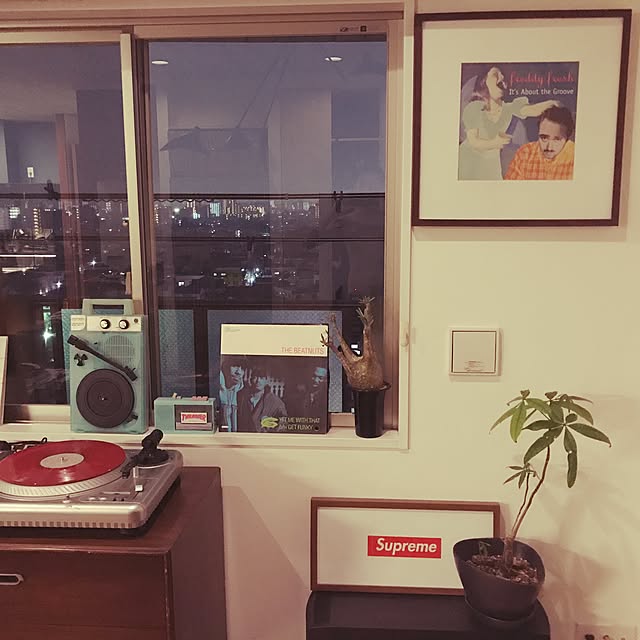 夜景,ビンテージ家具,Made in USA,観葉植物,Record,ポータブルレコードプレーヤー,ラジカセ,ポップアート,パキポディウムグラキリス,Supreme,ターンテーブル,リビング,NO MUSIC,NO LIFE.,NO GREEN NO LIFE,My Shelf taichiの部屋