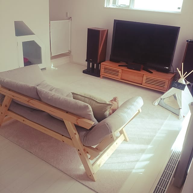 Lounge,北欧,北欧ナチュラル,北欧ソファ,白床,犬小屋,いぬと暮らす,テレビ台周辺,カーペット,東リ タイルカーペット,東リ,ティピーテント,階段下,ベビーゲート aosotaの部屋