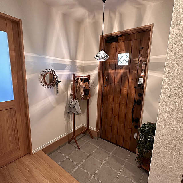 Entrance,studio clipの家具,コート掛け,アイリッシュパイン,ジエスタ2,LIXIL,ナチュラルインテリア,新築戸建て☆,5人家族♡,セミオーダー住宅,インターフォルム 照明,ロアンヌペンダントライト,LIXIL玄関ドア hachiの部屋