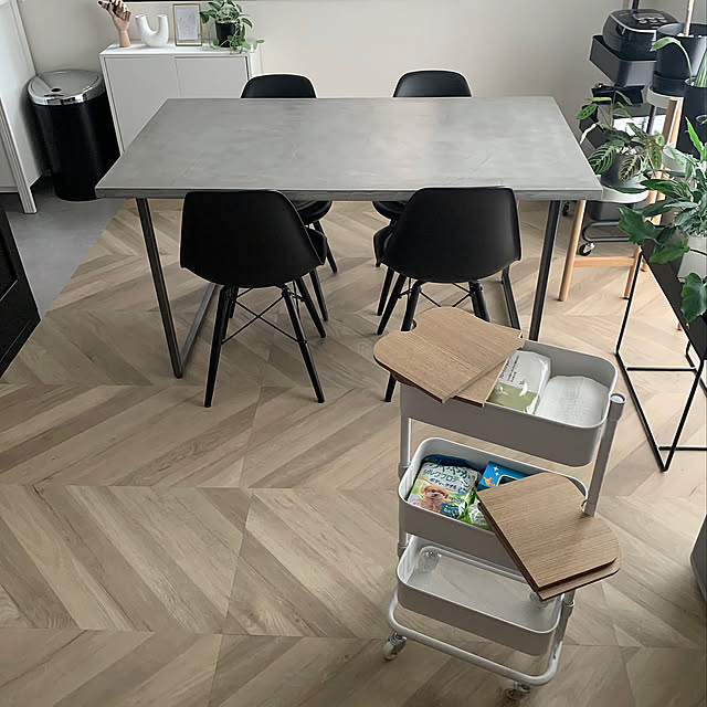 グリーンのある暮らし,東リ,モールテックス,IKEA,モールテックステーブル,フロアタイル,床DIY,ヘリンボーンの床,山善くらしのeショップ,山善アンバサダー２期生,トローリーの天板,ヘリンボーン,フタにもなる天板,eくらしプロジェクト,山善,くらしのeショップ,スリムトローリー,山善アンバサダー,くらしのeショップモニター,カフェ風インテリア,移動家具 morimiの部屋