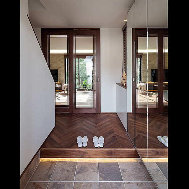 間接照明,スリッパ,シューズクローク,玄関タイル,輸入タイル,玄関ホール,透明ガラス戸,透明ガラス,ヘリンボーン,ヘリンボーンの床,ウォールナット,オーダー建具,わが家のドア,庭,無垢の床,北欧インテリア,Entrance Yumiの部屋