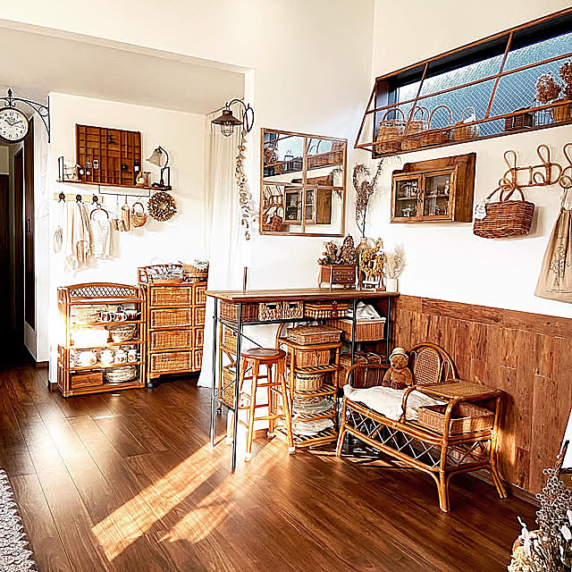 腰板壁,腰板風,ラタン家具,暮らしを楽しむ,ドライフラワーのある暮らし,アンティークのある暮らし,心地よい暮らし,好きな物に囲まれた暮らし,インテリア,リビング,かごのある暮らし,お家,ラタンのある暮らし,暮らし,おうち時間を楽しむ,おうち時間,On Walls yuka_homeの部屋