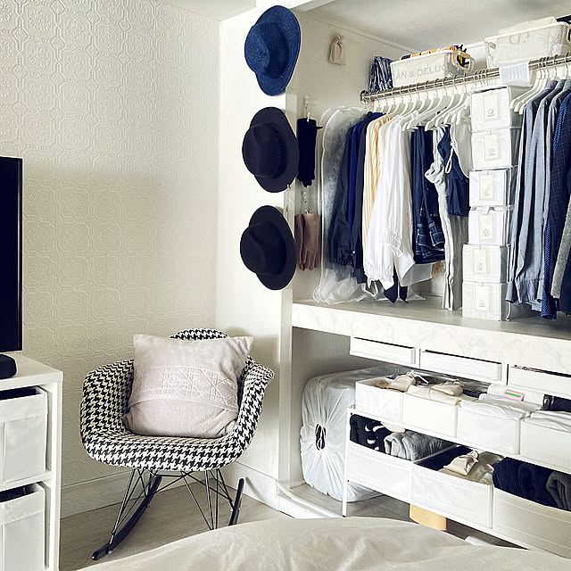 On Walls,無印良品 壁に付けられる家具,無印良品,ニトリのベッドカバー,ニトリのベッド,ニトリ,ロッキングチェア,イームズロッキングチェア,イームズ リプロダクト,イームズ,IKEAテレビ台,IKEAの棚,IKEA,クローゼット収納,クローゼット,壁紙屋本舗,エンボス,エンボス加工,破れにくい壁紙,ダイソー,ワイヤーカゴ timitimiの部屋