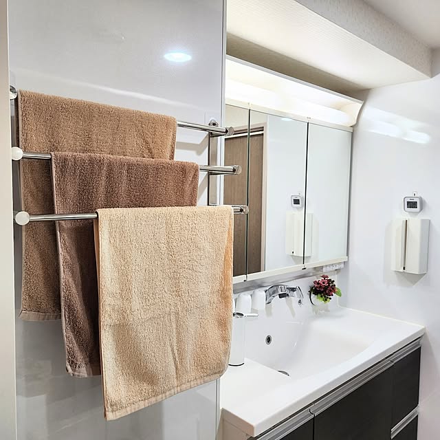 Bathroom,タオル掛け,INAX,ideaco,フェイスタオル,オートソープディスペンサー,LIXIL,マンション暮らし,ペーパータオルホルダー,ヒオリエ,個人別タオル,浮かせる収納,感染対策,オートゴミ箱,フィルムフックコップホルダー,伸縮式タオルハンガー,17年前の洗面台,WALL PT（ウォール ピーティー）,ステンレス製タオルハンガー,フェイクフラワー,ペーパータオル,ホテルスタイルタオル love1017の部屋