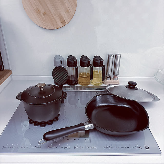 Kitchen,マグマプレート,柳宗理・フライパン,柳宗理,鉄,鉄フライパン,ストウブ鍋,staub鍋,STAUB,お便り募集,ブラックインテリア,ディスプレイ,平屋,ひとり暮らし,平屋暮らし,黒,キッチン,ブラック,ブラック家電,黒アイテム,家事ラク,シンプル tomatoの部屋