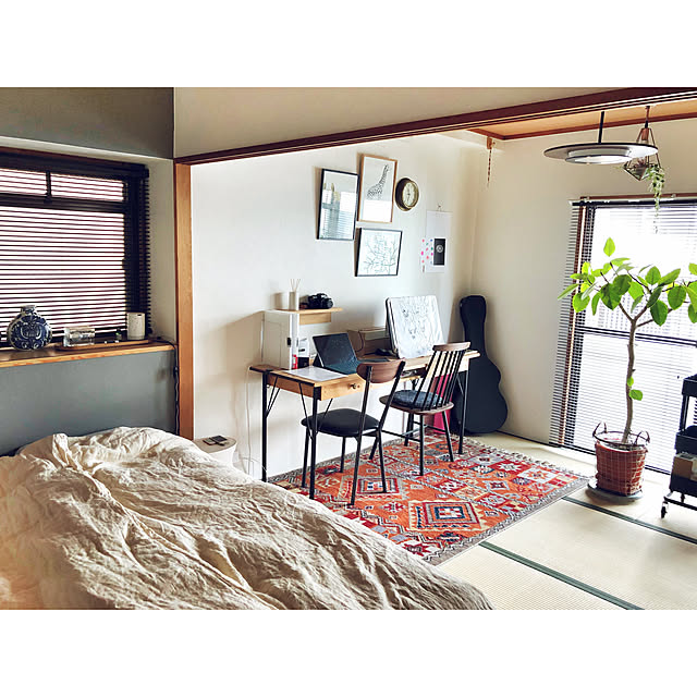 アクセントクロス,アート,パソコンデスク,寝室,ミックスインテリア,和×北欧,和室,イケヒコ ウィルトンラグ,インテリアファブリック,二人暮らし,賃貸,北欧,植物のある暮らし,ニトリ,秋色,IKEA,ウォールディスプレイ,Bedroom hitomiの部屋