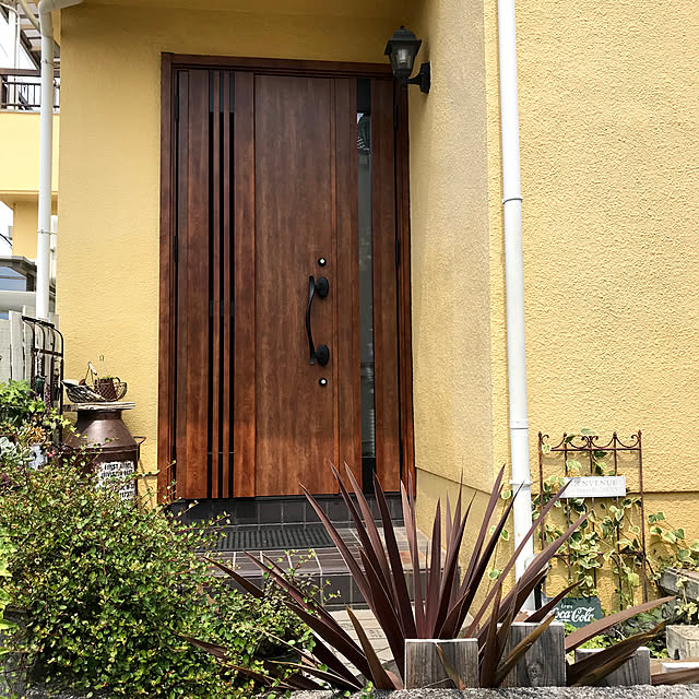 黄色の家,玄関,ワイヤープランツ,ガーデン雑貨,リシェント,玄関ドアリフォーム,LIXIL,Entrance nokoの部屋