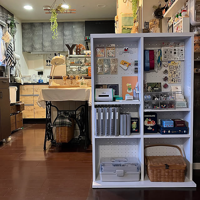 Lounge,ミシン脚テーブル,フェイクグリーン,文具コーナー,文具収納,文具,古道具,古道具のある暮らし,ディスプレイ棚,推しのいる生活,アルファタカバ,推し活家具 Yuako-natyucoloの部屋