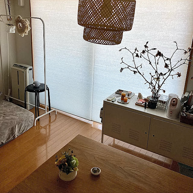 ホワイトインテリア,おうち時間,1R,カーテン,生花,心地よい暮らし,ひとり暮らし,一人暮らし,観葉植物,1R/1K,花のある暮らし,花瓶,無印良品,暮らしの記録,ハニカムシェード,賃貸,IKEA,白木蓮,インテリア,癒し,On Walls,暮らしのハンドブック2023 naaaaaaao777の部屋