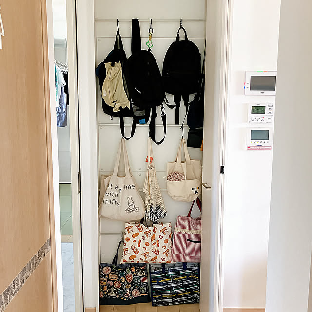 My Shelf,S字フッククリップ,S字フック ストッパー,S字フック＋つっぱり棒,S字フック,狭いスペースを有効活用,かばんは吊るす収納,かばん置き場,かばん掛け,かばん 収納,つっぱり棒,ダイソー,Daiso,省スペース,心地よい暮らし,取りやすく a-tanの部屋