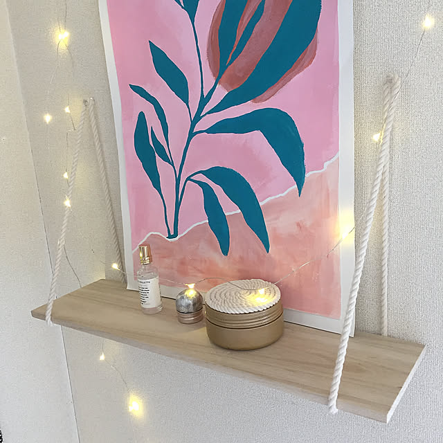 ウォールシェルフのディスプレイ,ウォールシェルフDIY,ウォールシェルフ,手作り,100均雑貨,100均,100均リメイク,セリア,10分でできる,見せる収納,DIY,アート,海外インテリア好き,海外インテリア,ゴールド,シンプル,ポスター,ホワイトインテリア,北欧,照明好き,間接照明のある暮らし,照明 Sarahの部屋