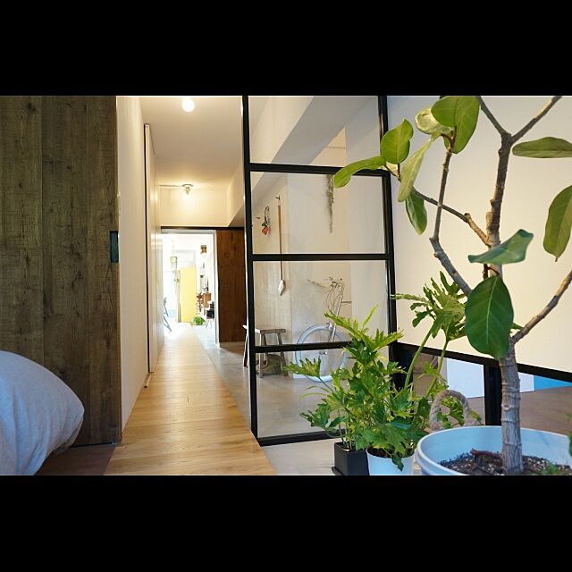 Bedroom,観葉植物,土間,ガラス戸,リノベーション,古材,toolbox GardenGalleryの部屋