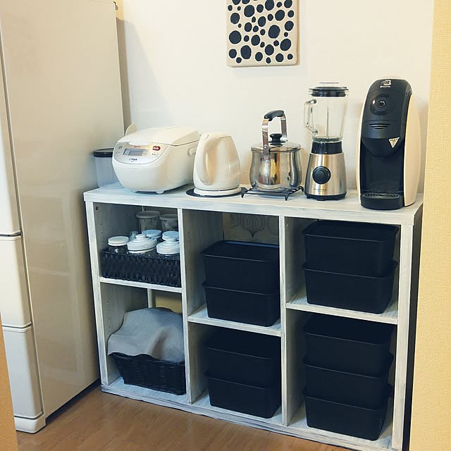 Kitchen,賃貸,シンプル,モノトーン,ミニマム,木製家具,収納,かご,ペイント,セリア,Daiso,ホワイト,3Coins,ニトリ,キャニスター,プラケース,バスケット,ファブリックパネル,収納棚 tokoの部屋
