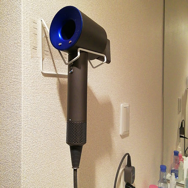 ヘアケアも片付けもスムーズに！お部屋がスッキリ片付くドライヤー収納 