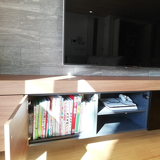 Lounge,テレビまわり,テレビボード,南海プライウッド,本棚,絵本棚,絵本収納,図鑑,こどもと暮らす,こどもがいる暮らし,エコカラット,ヴァルスロック,壁掛けテレビ,PS4,ps4のある生活 lomane124の部屋
