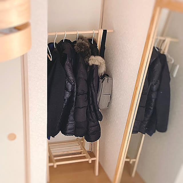 全身ミラー,大型鏡,木製ペンダントライト,オープンハンガーラック,天然木ハンガーラック,75cm幅,ナチュラルインテリア,建売住宅,和室,コート掛け,コートクローク,玄関クローゼット,木製ハンガーラック,ハンガーラック,和室収納,コートハンガー,On Walls rinoの部屋