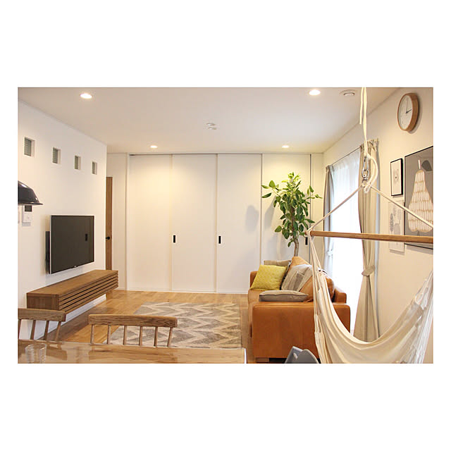 Lounge,レムノス カンパーニュ,洋ナシポスター,SEVENTY TREE,北欧,IG✧lauleahome,IGやってます,漆喰壁,テレビ台,クッションカバー,ミナペルホネン,ガラスブロック,ゴムの木,ナチュラルインテリア,北欧インテリア maaの部屋