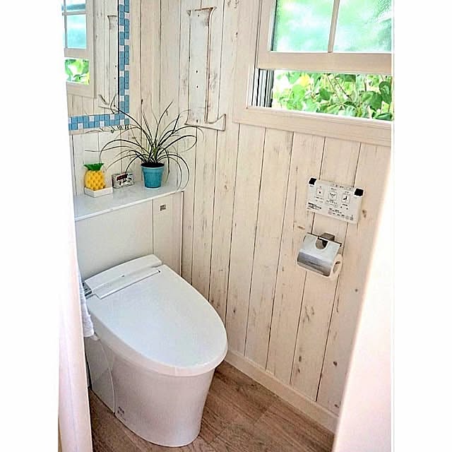 Bathroom,トイレのインテリア,DIY,セルフリフォーム,輸入住宅,リフォーム,三階建て,LIXIL,リクシル,LIXILトイレ,INAX,リフォレ(Ｉ型),キャビネット付きトイレ,ロンハーマン風,西海岸インテリア,ミッキーマウス,板壁風壁紙,テラコッタ風クッションフロア,IKEA,アンダーセンの窓,トイレ収納 rimixの部屋