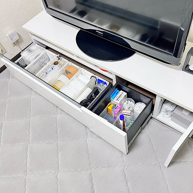 Lounge,収納棚,ガムテープ収納,電池収納,ティッシュ収納,ティッシュBOX,くすり収納,テレビボード収納,テレビボード,収納,セリア,シンプル,賃貸,築30年,楽家事 LUMIXの部屋