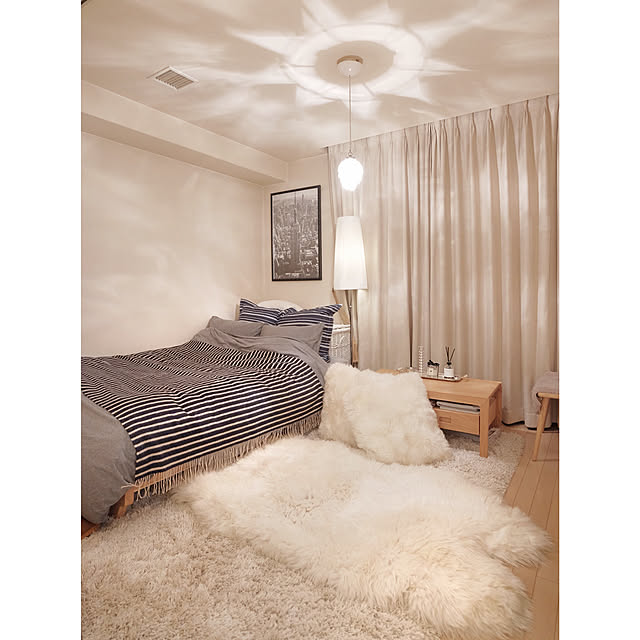 Bedroom,しつらえ,居心地,佇まい,photo frame,シンプルモダン,frame,カーテン,Relaxing,ムートン,くつろぎ空間,photo,照明,モノトーン,Whiteインテリア,シープスキンラグ,ホワイトインテリア nnnnnnnの部屋