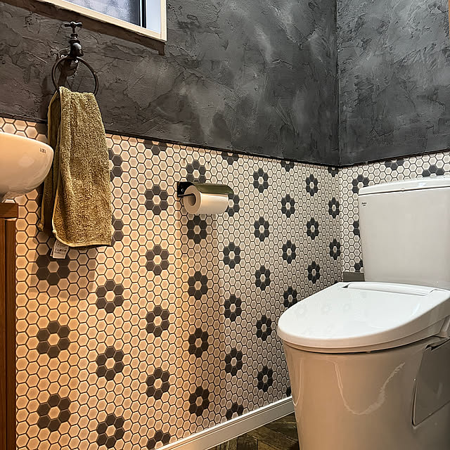 Bathroom,DIY,ハニカムタイル柄,クッションフロア,タンクありトイレ,LIXIL,コーナー手洗いキャビネット,一階トイレ,漆喰壁,トイレのインテリア,タオル掛け,トイレットペーパーホルダー Yume_usagi_13の部屋