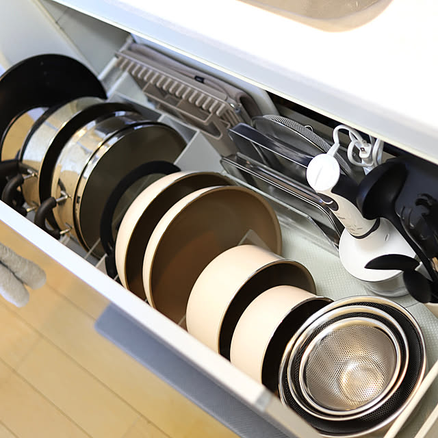 キッチンツール収納,整理収納,ハンドブレンダー,フライパン収納,キッチン収納,入れ子式,umbra 水切りマット,アクリル仕切りスタンド,ファイルボックス,無印良品,柳宗理,evercook,立てる収納,鍋収納,シンク下,掃除をしやすく,すっきり暮らす,Kitchen,３枚投稿,食器収納,キッチン雑貨 tomoccoの部屋