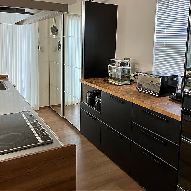 やどかり,イソギンチャク,海水魚水槽,ブラック家電,ブラックカウンター,トープグレー床,IKEA,中古住宅,IKEAのキッチンカウンター,クリナップキッチン,リフォーム,Kitchen,PAX,PAXを食器棚に流用！ starfishの部屋
