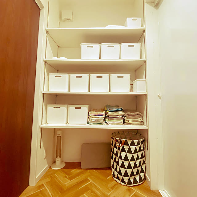 Bathroom,ヘリンボーンクッションフロア,ヘリンボーンの床,洗濯かご,タオル収納,脱衣所収納棚,脱衣所,収納ケース,収納,ダイソー,れんが壁紙 K-houseの部屋